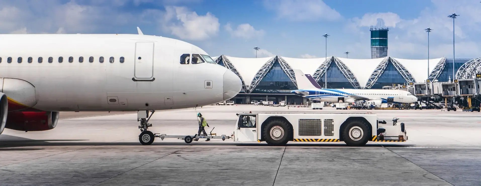 Aircraft tugging equipment_iStock-1243478867 (1)